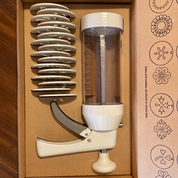 Pampered Chef Cookie Press with 16 different disk designs